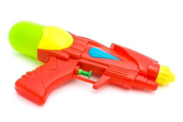 Пластиковый игрушечный водяной пистолет изолирован на белом . — стоковое фото