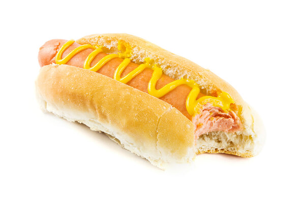 Хот-дог с отсутствующим укусом и мордой над белым
