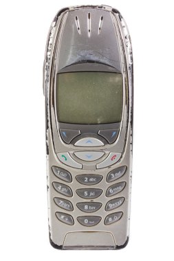 Eski cep telefonu beyaz giyilen bir