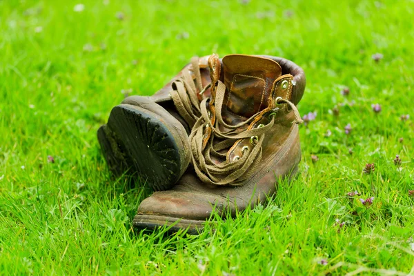 Par de botas velhas na grama — Fotografia de Stock