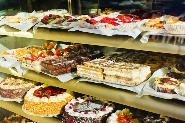 Cake shop window display — Stock Photo, Image