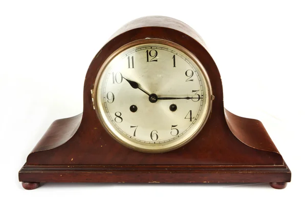 Starožitné dřevěné hodiny na bílém pozadí — Stock fotografie
