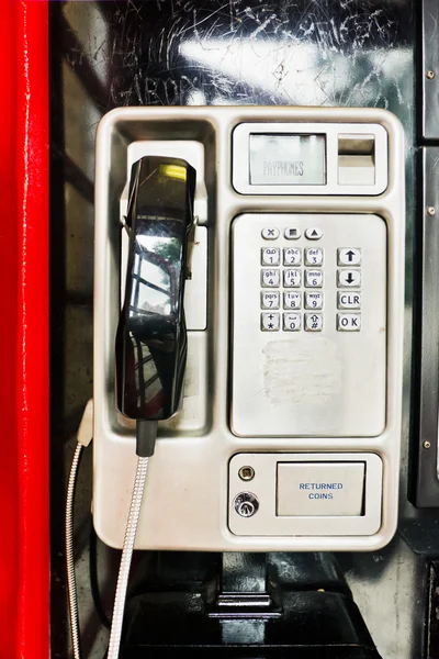 Receptor de teléfono en una cabina de teléfono rojo — Foto de Stock