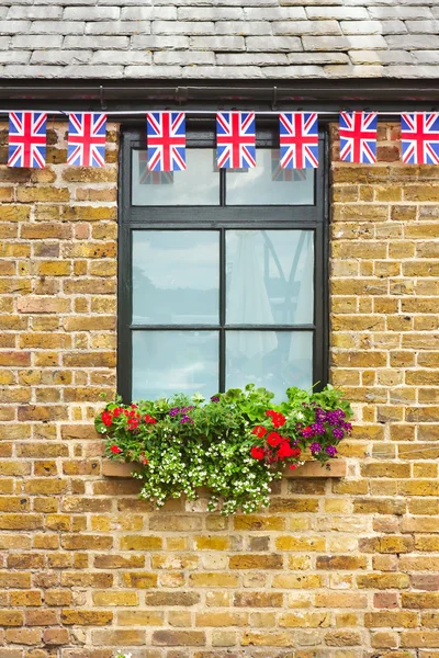 Fönster med Union Jack bunting ovan — Stockfoto