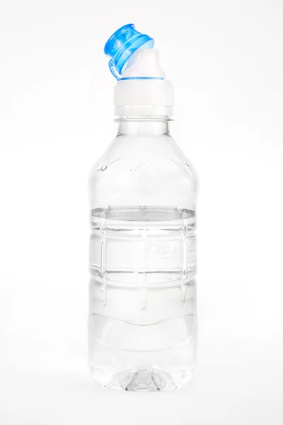 Plast vattenflaska över vita — Stockfoto