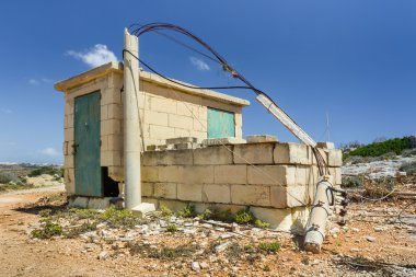 Küçük terk edilmiş kulübe bir Akdeniz Adası 