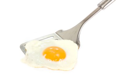 Sahanda yumurta üzerinde beyaz gümüş bir spatula üzerinde