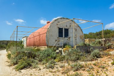 Kırmızı oluklu demir kulübe
