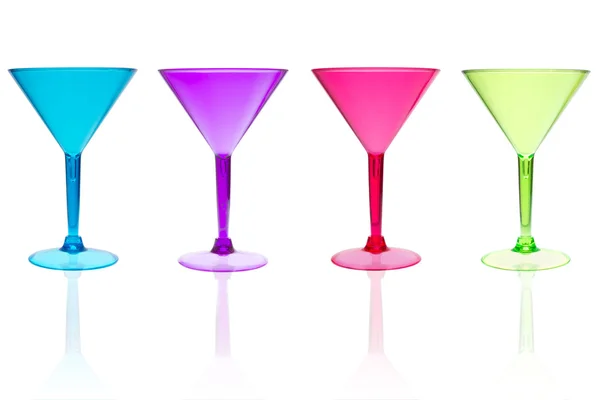 4 verres à martini de différentes couleurs sur blanc . — Photo