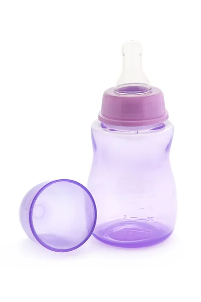 Puple spädbarn flaska på vit — Stockfoto