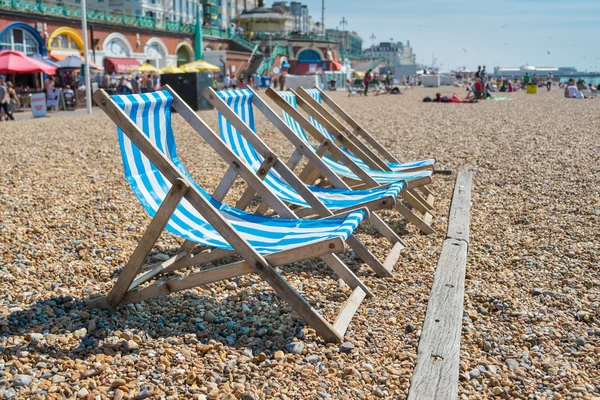 4 tumbonas en la playa de Brighton —  Fotos de Stock