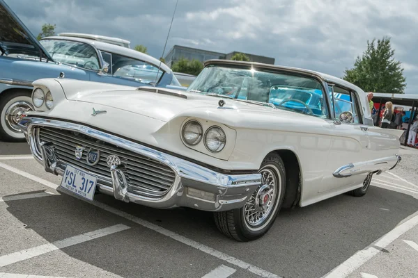 Um clássico creme Ford Thunderbird — Fotografia de Stock