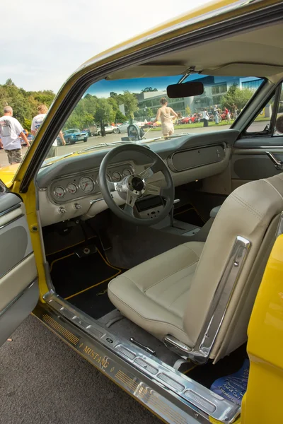 Interior de una vista de un Ford Mustang amarillo — Foto de Stock