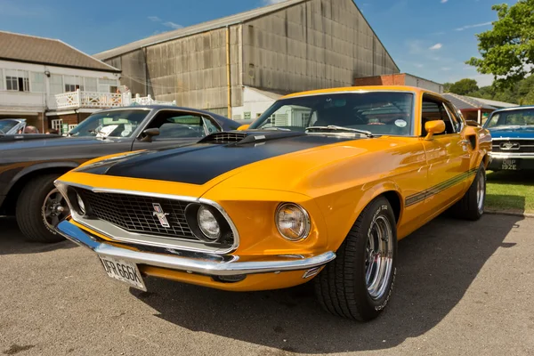 Ein orangefarbener Ford Mustang Shelby 1969 — Stockfoto