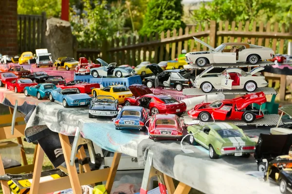 Bir ekran bir sehpa masa üzerinde Satılık model arabalar