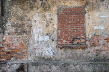 pencere yıpranmış duvarındaki tuğla