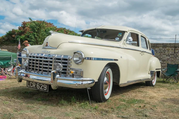 Een crème Dodge Coronet-oldtimer — Stockfoto