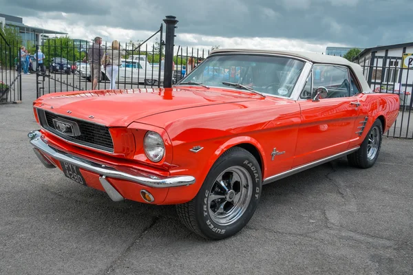 A red classic Ford Mustang cabriolet — Stock Photo, Image