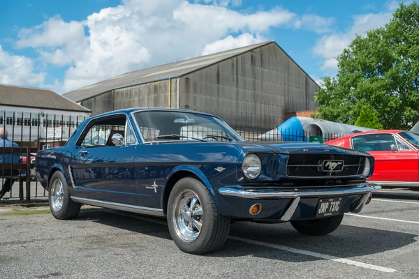 1965 blå Ford Mustang Coupe — Stockfoto