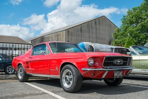 1957 roter Ford Mustang Fastback — Stockfoto