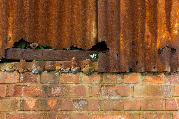 Rusty corrugated iron and brick wall background — Stock Photo, Image