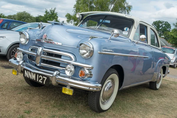 Um carro azul Vauxhall Wyvern clássico — Fotografia de Stock