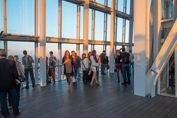 Visitantes en la plataforma de observación en The Shard . — Foto de Stock