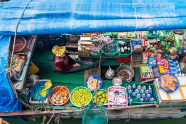 Vietnam'da bir Tekneden mal satan kadın
