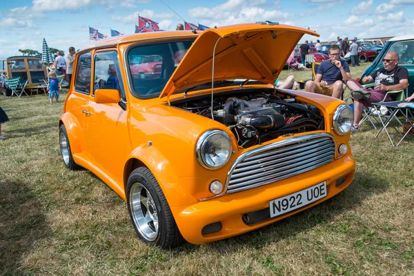 Oranje Classic Mini met de motorkap open. — Stockfoto