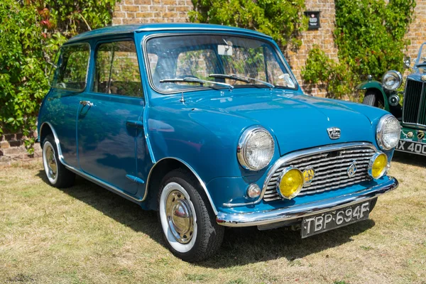 Clássico azul austin mini — Fotografia de Stock