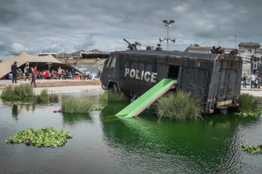 Bir polis isyan van su topu Creek Banksy'nın Dismaland olması