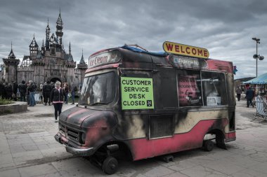 Dondurma minibüsü Banksy'nın Dismaland Bemusement Park'ta yanmış.