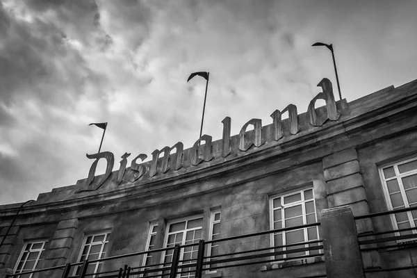 Banksy'nın Dismaland Bemusement Park girişinde işareti.