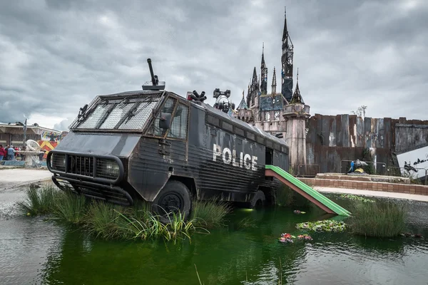 Ein Polizeiwagen mit Wasserwerfern vor Banksys Dismaland — Stockfoto