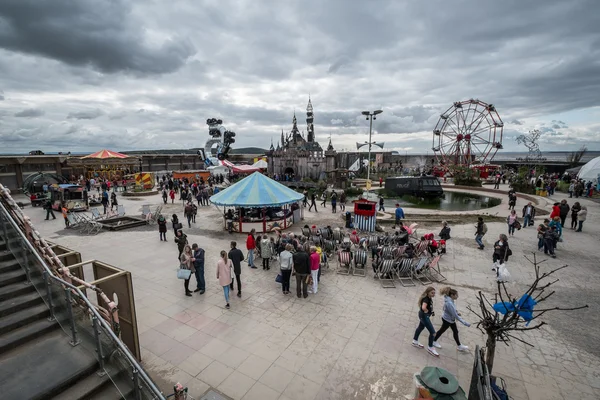 Banksy'nın Dismaland Bemusement Park'ta tüm sitenin görünümünü.