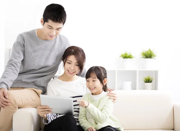 Happy Attractive Young Family assistindo o tablet — Fotografia de Stock