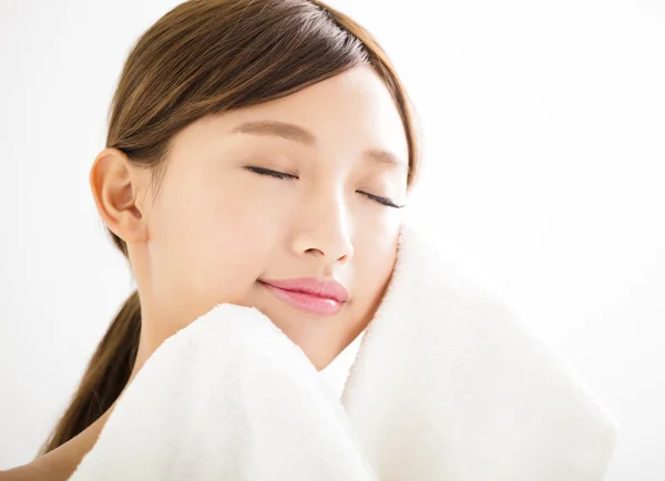 Junge Frau reinigt ihr Gesicht mit Handtuch — Stockfoto