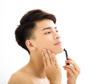 Çekici genç adamın yakın plan portresi.