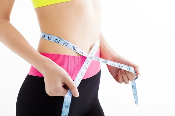 Jovem Fitness mulher medindo sua barriga — Fotografia de Stock