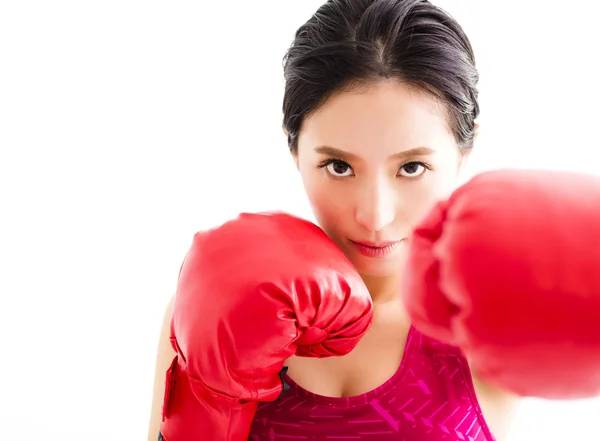 Fitness jeune femme portant des gants de boxe rouge — Photo