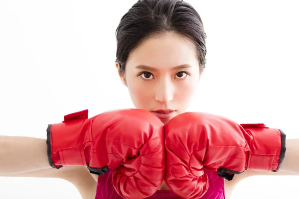 Fitness mujer joven con guantes de boxeo rojos — Foto de Stock