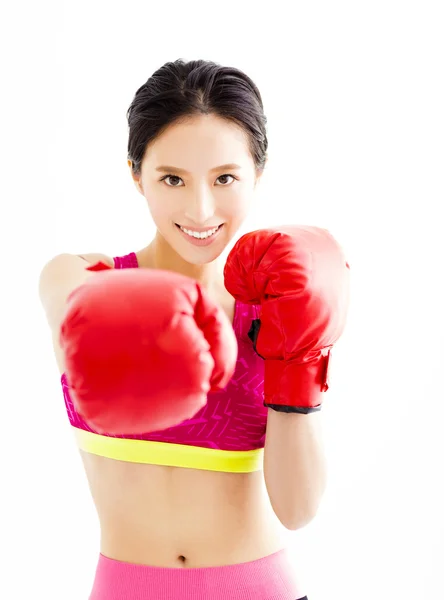 Fitness jovem mulher vestindo luvas de boxe vermelho — Fotografia de Stock