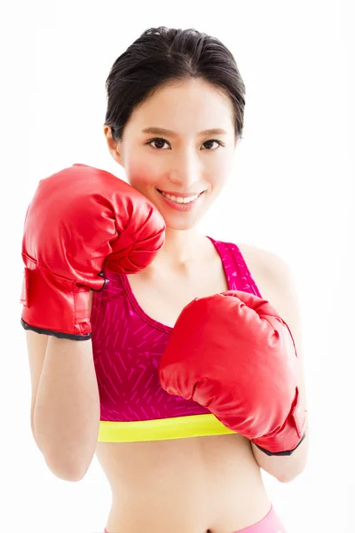 Fitness mujer joven con guantes de boxeo rojos — Foto de Stock