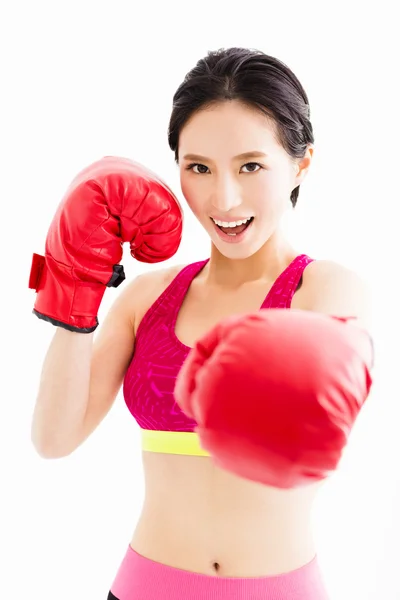 Fitness jovem mulher vestindo luvas de boxe vermelho — Fotografia de Stock