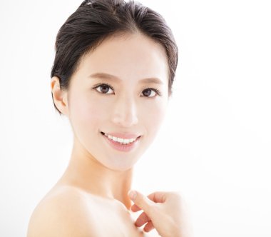  Yakından gülümseyen güzel bir kadın yüzü.