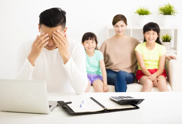 Benadrukken van man berekenen facturen terwijl familie zittend op de Bank — Stockfoto