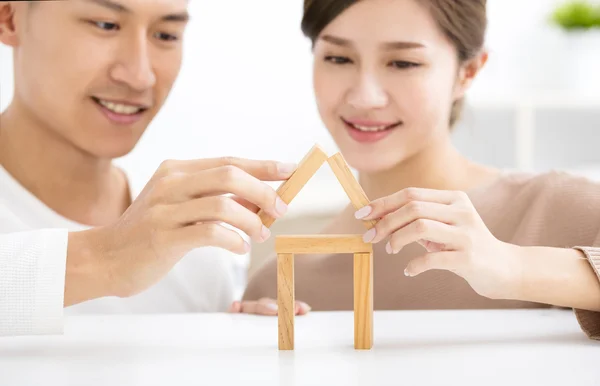 Heureux jeune couple jouer avec jouets blocs — Photo