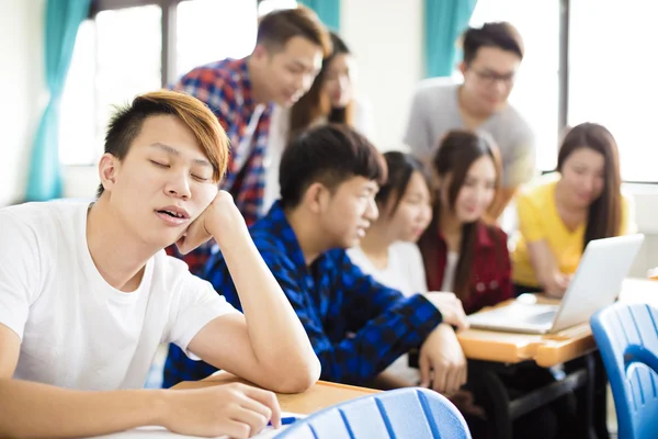 Masculino Estudiante duerme en el escritorio en el aula —  Fotos de Stock