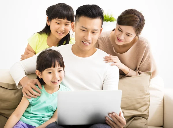 Belgili tanımlık laptop izlerken mutlu çekici genç aile