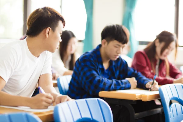 Estudiante universitario infiel durante el examen en el aula — Foto de Stock